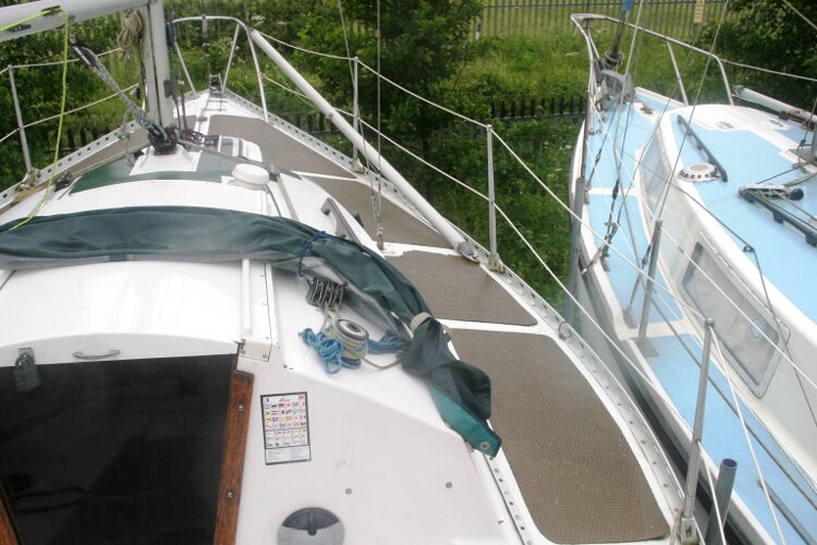 Master Marine Eygthene 24for sale The view forward - Looking up the starboard side
with the sprayhood hood down.