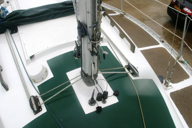 Master Marine Eygthene 24for sale Detail around the mast - 
