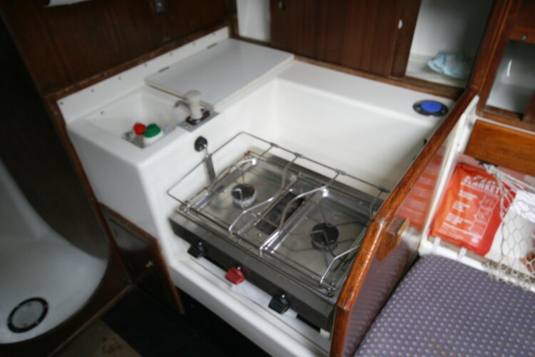 Master Marine Eygthene 24for sale The galley - Note the gas cooker and sink