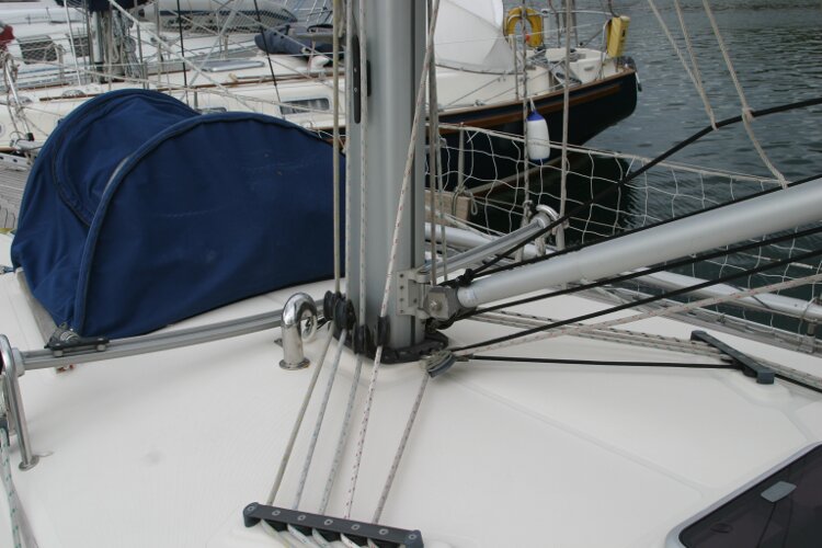 Hanse 411for sale Mast base and deck tent for storage - Close up view