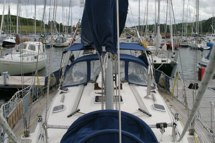 Hanse 411for sale Looking aft from the foredeck - 