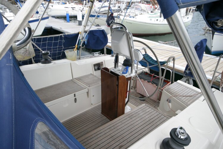 Hanse 411for sale Looking into the cockpit - Port side