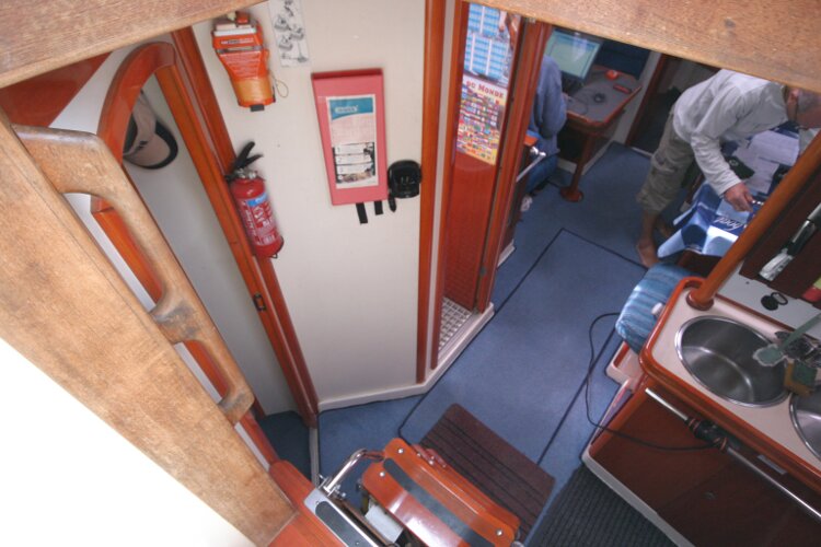 Hanse 411for sale Companionway - to port