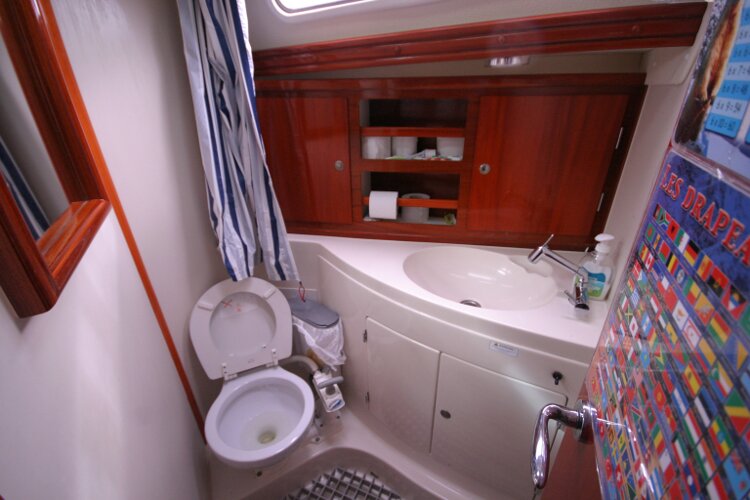 Hanse 411for sale Inside the Heads Compartment - 