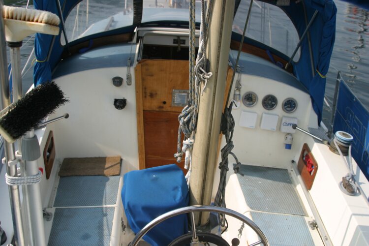 Westerly Renownfor sale Cockpit from the stern - 