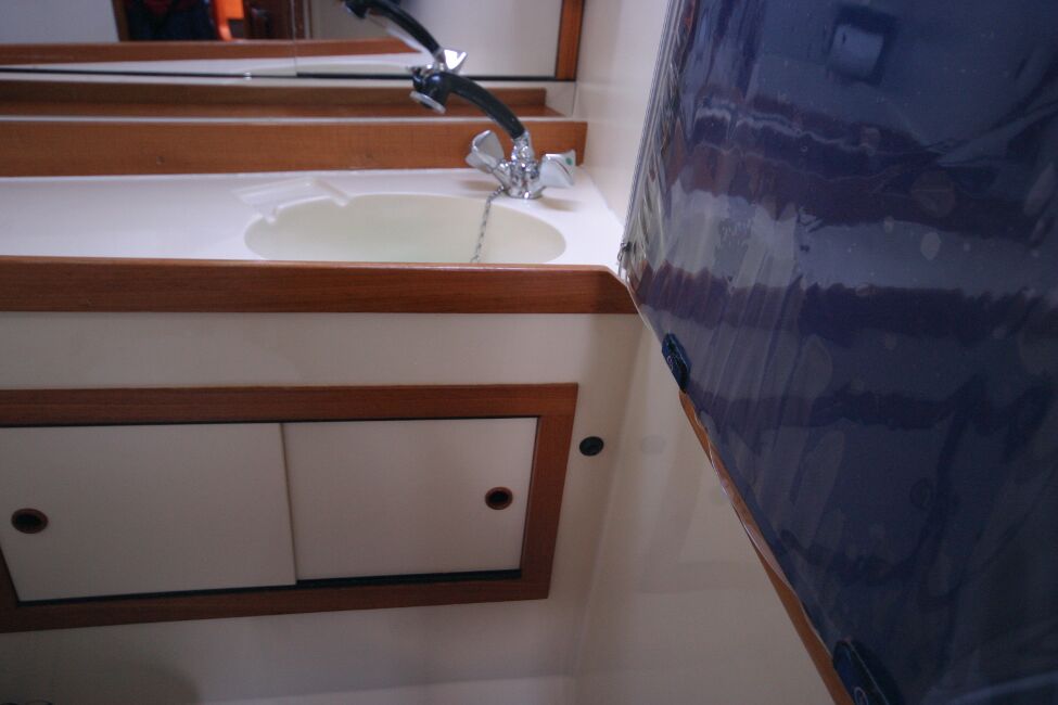Westerly Riviera 35 MkIIfor sale Aft Heads - Hand Basin