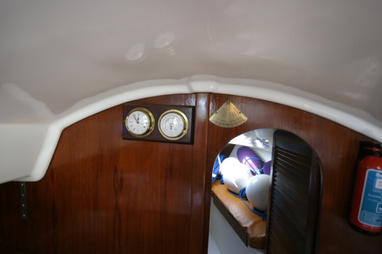 Master Marine Eygthenefor sale Saloon detail - Clock and barometer