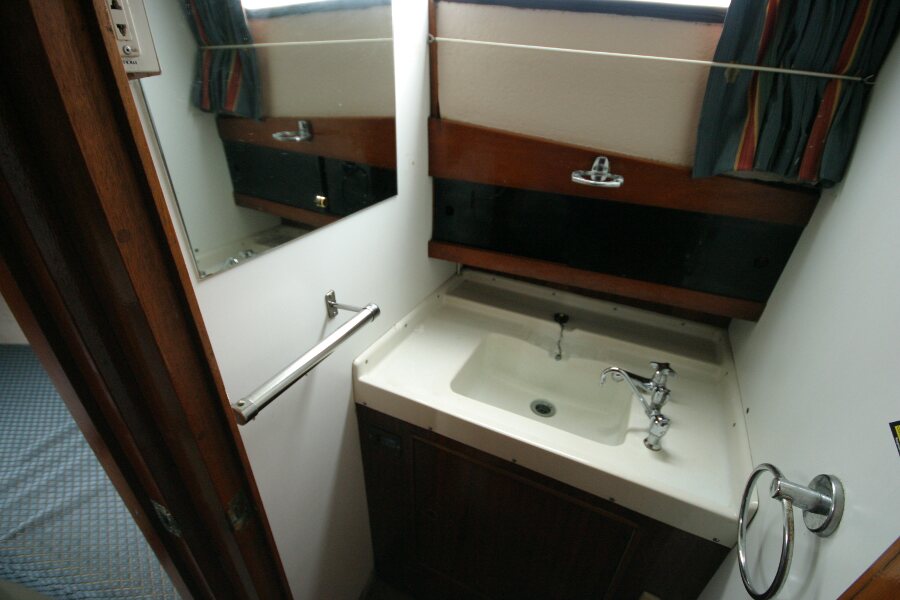 Finnsailer 35ft Motor Sailerfor sale Wash basin in wash room - 