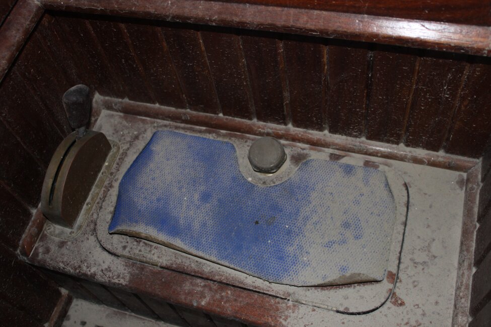 Barn Find Bilge Keelerfor sale Engine control and lid to engine compartment - At entrance to companionway. Lid closed.