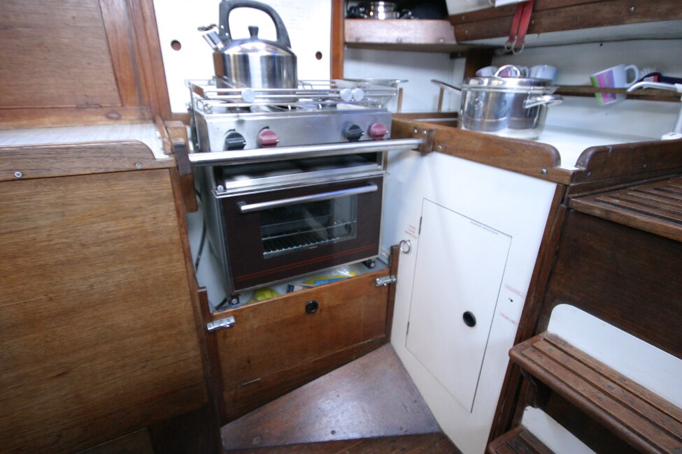 Nicholson 32 Mk Xfor sale Galley, cooker with two burners, grill and oven - 
