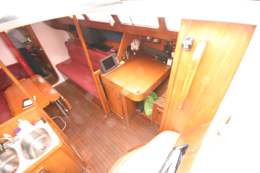 Jeanneau SunShine Regatta 38for sale Looking into the companionway entrance - Starboard