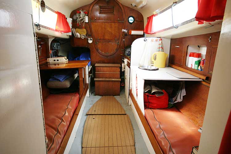 Van de Stadt Pioneer 9for sale The view from the fore cabin - Looking aft into the main saloon