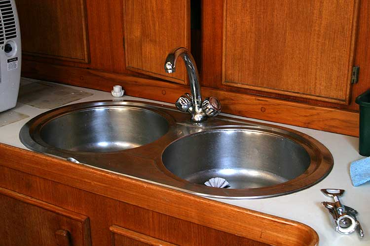 Jeanneau Trinidad 48 Ketchfor sale Double stainless steel sink - 