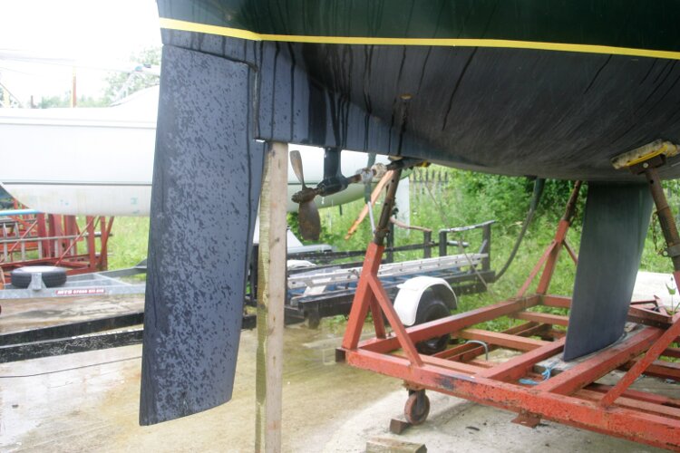 Master Marine Eygthene 24for sale The rudder from starboard - The weather was very wet which explains the water running down the sides.